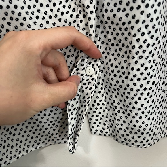 Rose + Olive Size 2X White Black Abstract Dot Print V Neck Blouse Flutter Sleeve - Picture 6 of 14